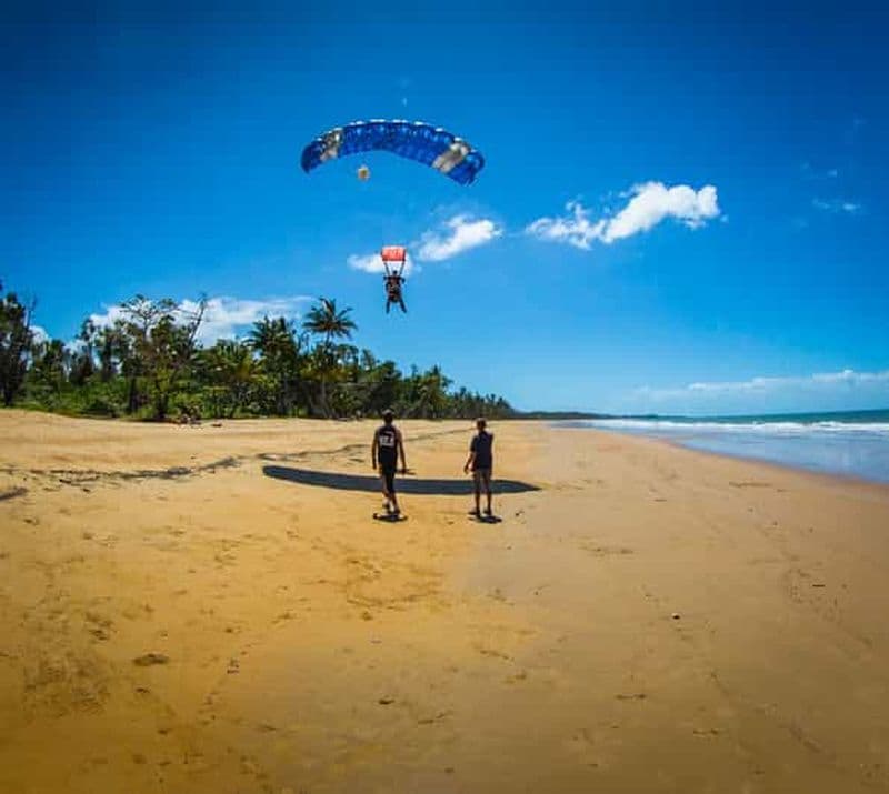 Billet Depuis Cairns : Saut en parachute en tandem au-dessus de Mission Beach