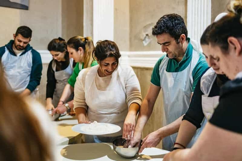 Naples : Atelier de fabrication de pizzas avec boisson et amuse-bouche
