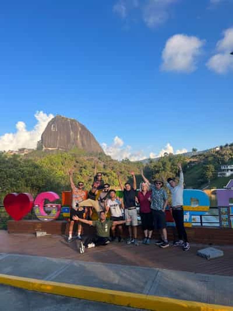 Billet Medellín : excursion à Guatapé avec billet pour le Penol Rock et tour en bateau