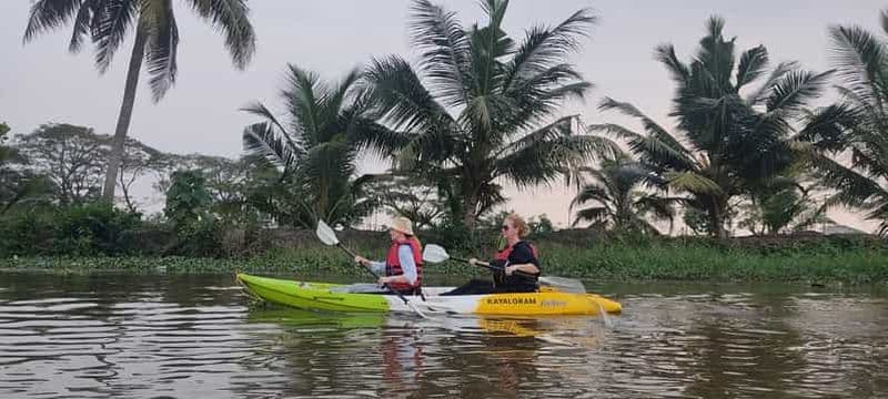 Excursion en kayak au lever et au coucher du soleil dans un village d'arrière-pays (Nedumudy)