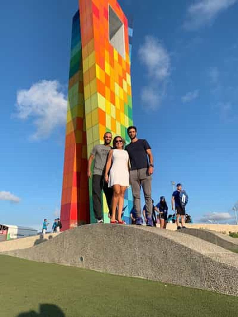 Vente du tour du monde, aileron de requin et promenade le long de la promenade.