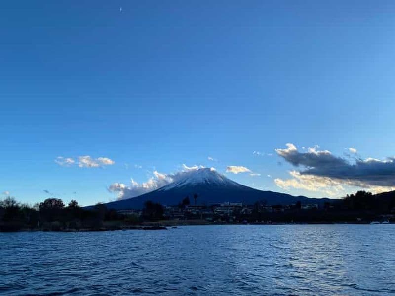Excursion d'une journée de pêche au bar au lac Kawaguchi avec vue sur le mont Fuji