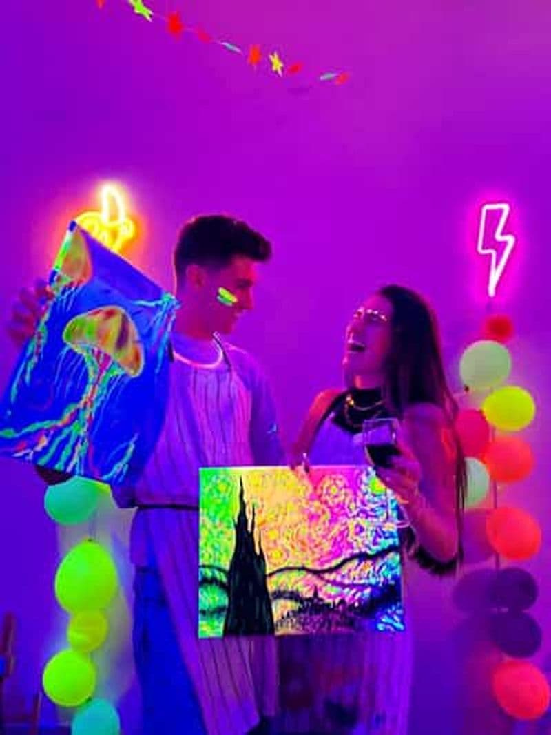 Séville : Wine Gogh Glow Academy - Cours de peinture et dégustation