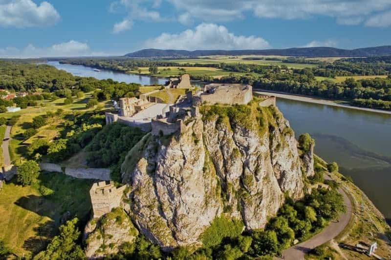 Au départ de Bratislava : visite guidée d'une journée sur le thème des châteaux, de la nature et de la culture