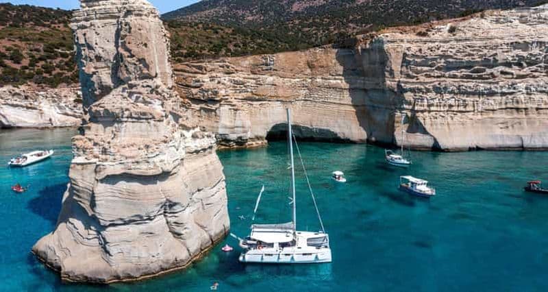 Milos : Croisière en catamaran au coucher du soleil à Kleftiko avec repas et boissons