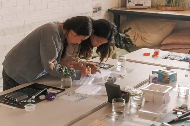 Atelier de bricolage d'une bague en argile argentée