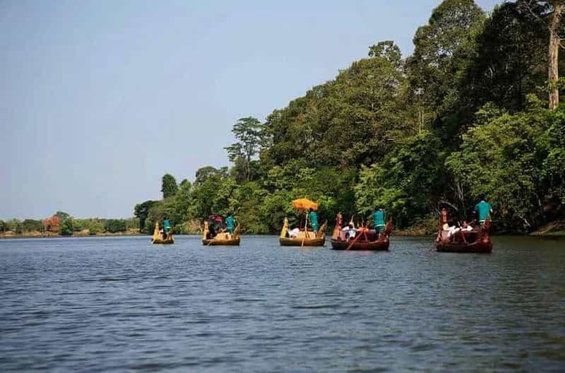 Découvrez la vue magnifique de la journée grâce au tour en bateau de la gondole d'Angkor