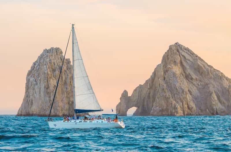 Billet Cabo Luxury Sunset Sailing Adventure with Open Bar (Aventure de voile au coucher du soleil à Cabo avec Open Bar)