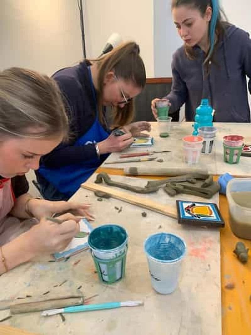 Créez et emportez chez vous votre céramique sicilienne en pierre de lave de l'Etna.