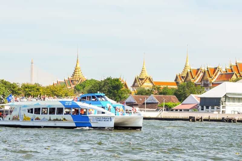 Bangkok : bateau à arrêts multiples sur le fleuve Chao Phraya