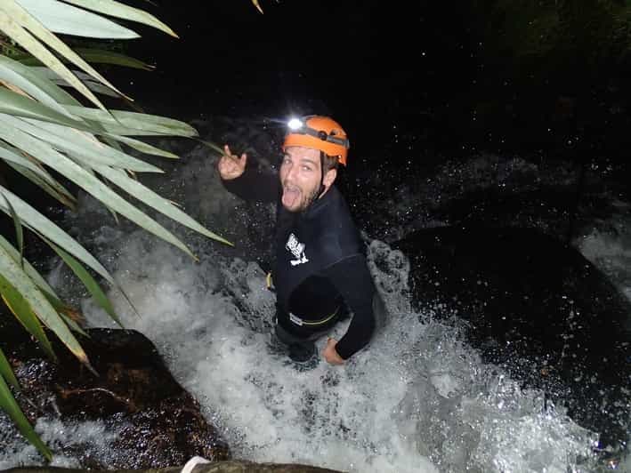 Raglan : Tour de canyoning au coucher du soleil et expérience du ver luisant