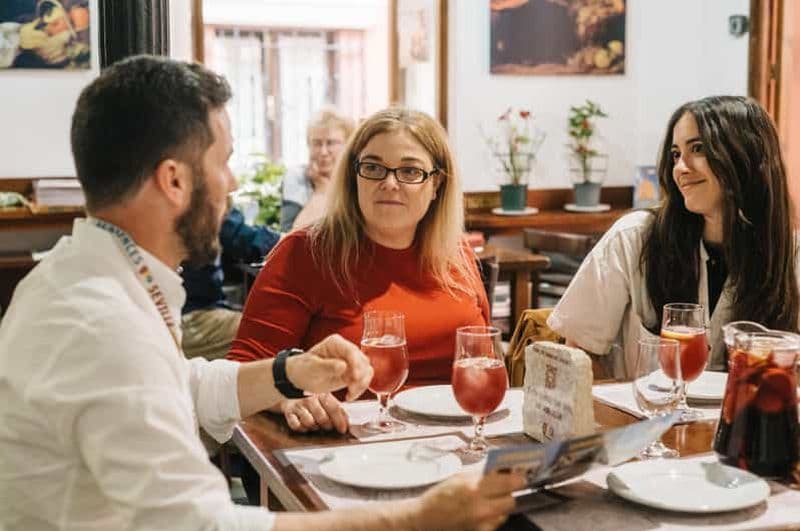 Séville : Visite du quartier juif en petit groupe avec tapas et boissons