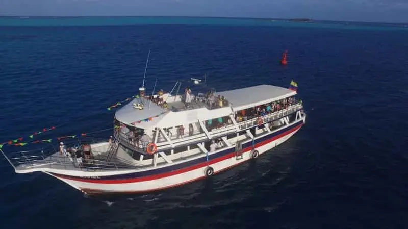 SAN ANDRES : EXCURSION EN YACHT RUMBERO + DJ ET ANIMATEUR