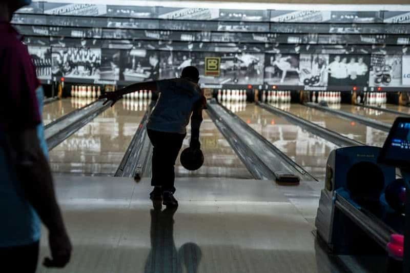 Roma: Bowling Experience con Degustazione di Cibo e Sala Giochi Arcade