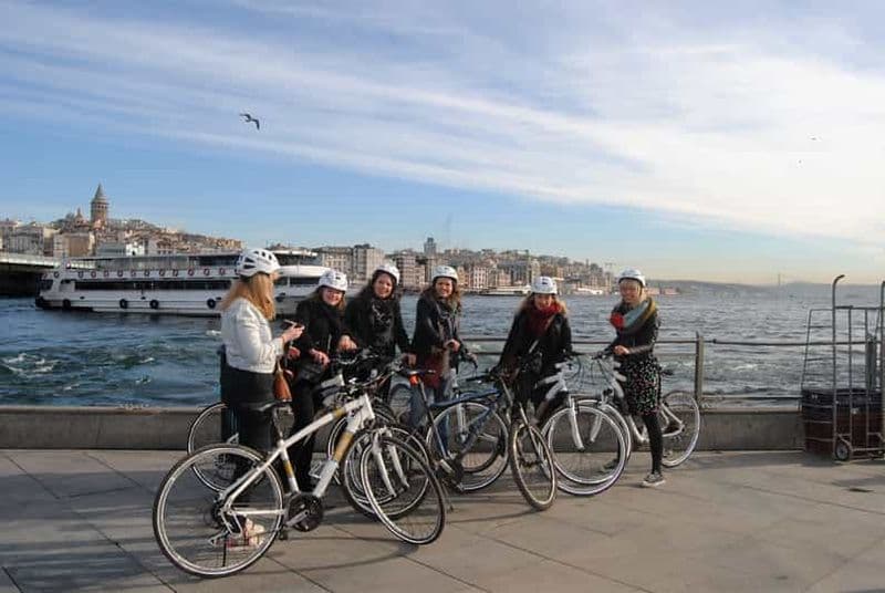 Istanbul : visite d'une demi-journée à vélo et en bateau de l'Eurasie