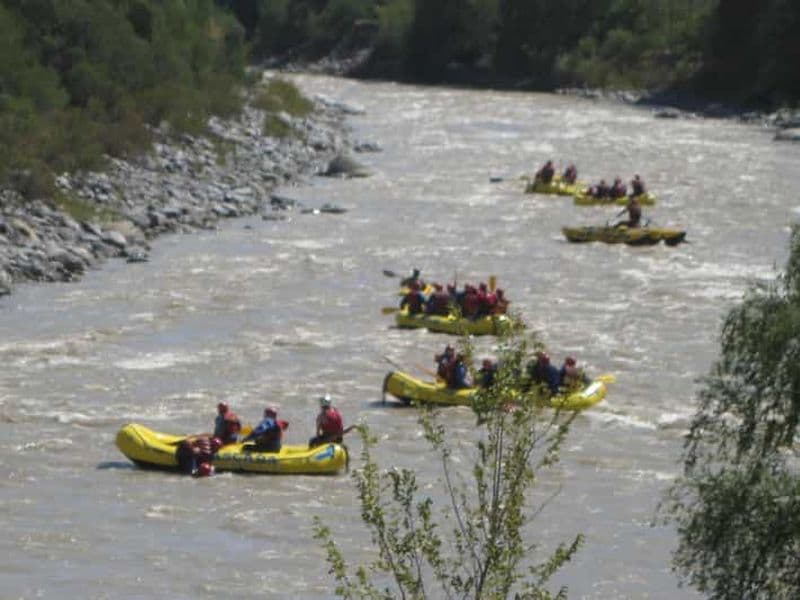 Rafting : des eaux sauvages et palpitantes pour les plus courageux.