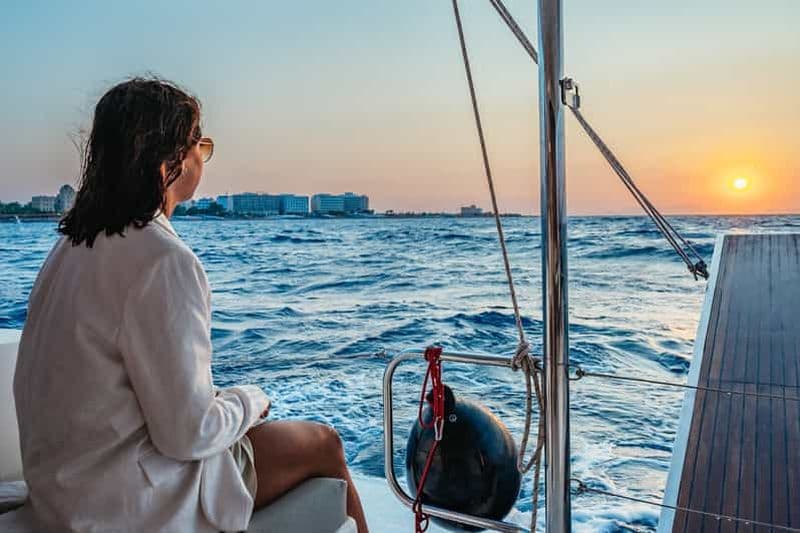Rhodes : Croisière en catamaran au coucher du soleil avec dîner buffet et boissons