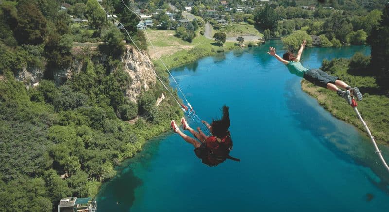 Taupō : combo saut à l'élastique et balançoire