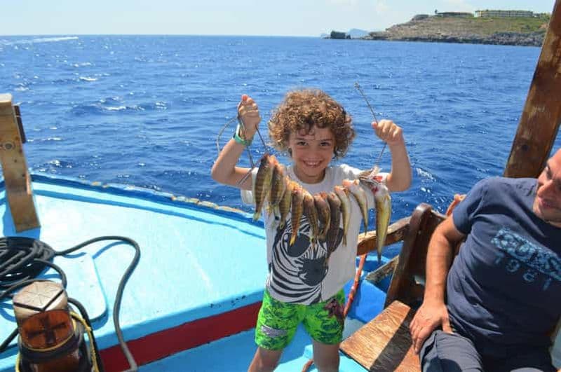 Rhodes Town : Excursion en bateau de pêche avec repas de poisson et arrêts de baignade