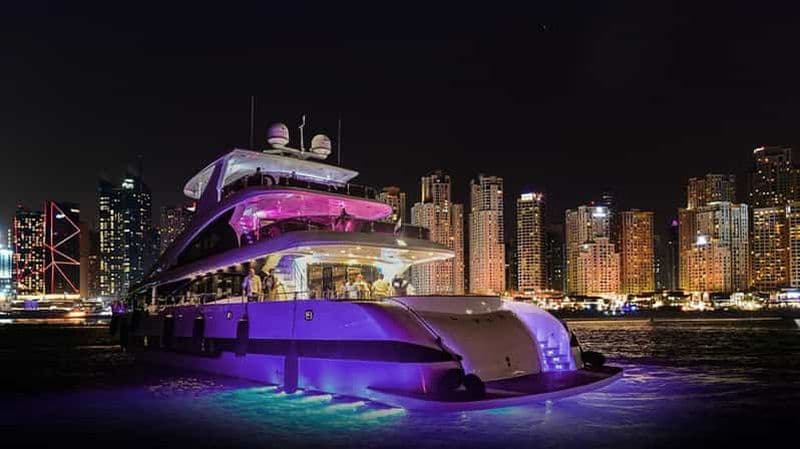 Dubaï : Fête sur un superyacht avec DJ en direct et bar ouvert