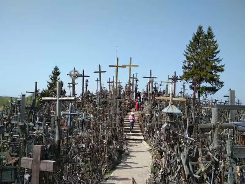Au départ de Vilnius : visite de la colline des croix et de Siauliai