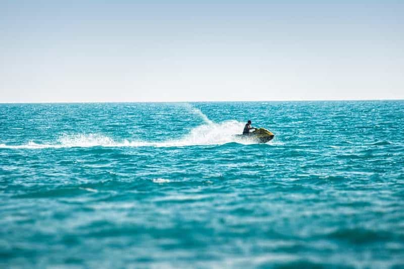 Surfez sur les vagues : excursion guidée d'une heure et demie en jet ski à Djerba