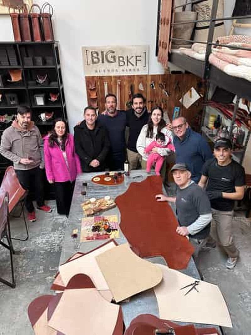 Argentine : Visite de l'atelier de fabrication de chaises papillon en cuir avec vin