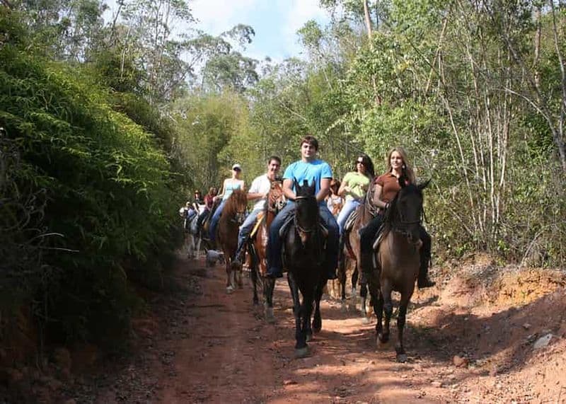 Promenade à cheval à Penedo, au cœur de la nature et de la paix