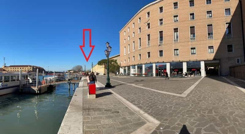 Transfert privé de la gare à San Marco et guide multilingue