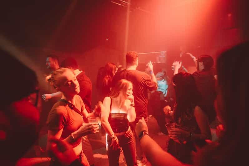 Cracovie : tournée des bars avec open bar d'une heure, entrée VIP et shots de bienvenue