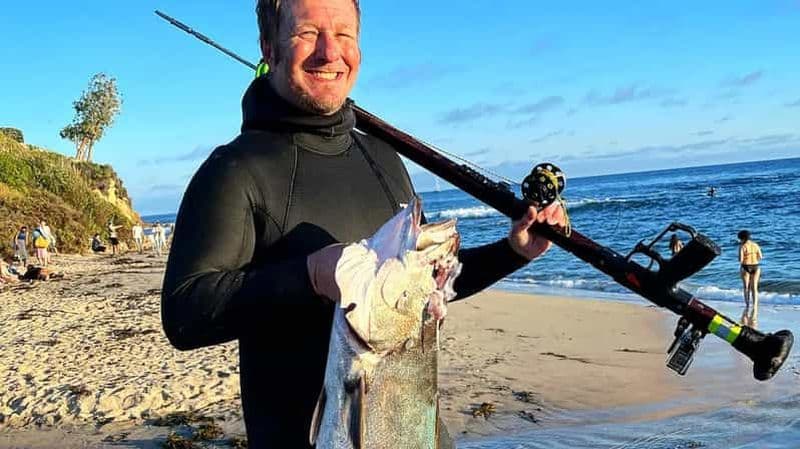 Aventure de pêche au harpon dans la forêt de Kelp