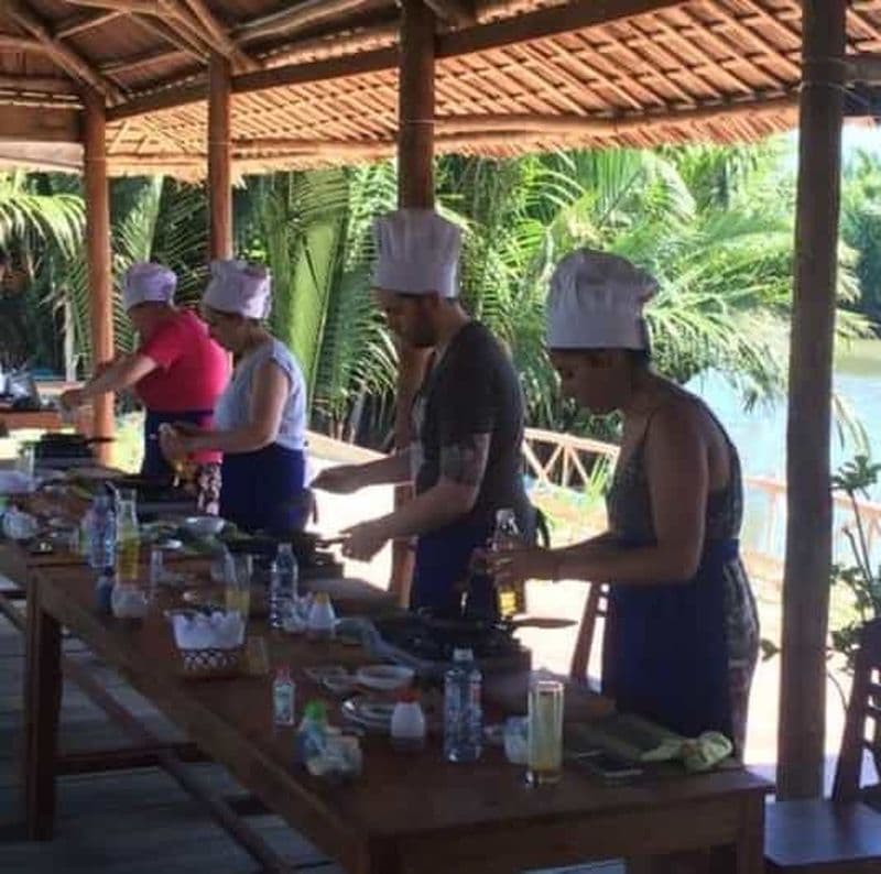 Hoi An : cours de cuisine à Bay Mau avec option marché et balade en barque en option