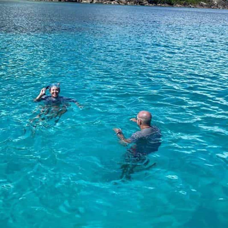 Plongée avec masque et tuba dans le parc national marin de Sainte-Anne à bord d'un bateau à fond de verre
