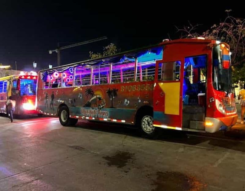 Cartagena : Visite en bus de la fête Chiva avec entrée en discothèque