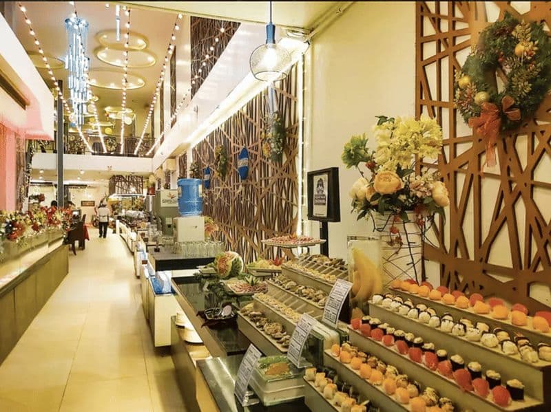 Boracay Buffet Paradise Garden avec groupe de musique live et danse du feu