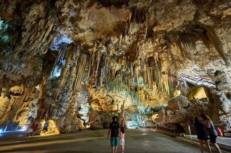 Depuis Malaga : visite des grottes de Nerja, de Nerja et de Frigiliana (journée)