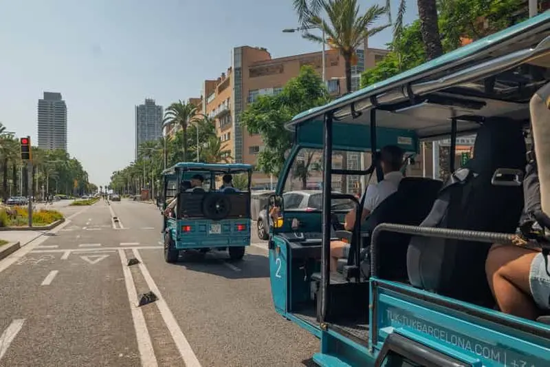 Barcelone : visite privée en tuk-tuk des sites incontournables de la ville