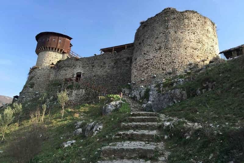 Tirana : tyrolienne, château de Petrela et musée des armes
