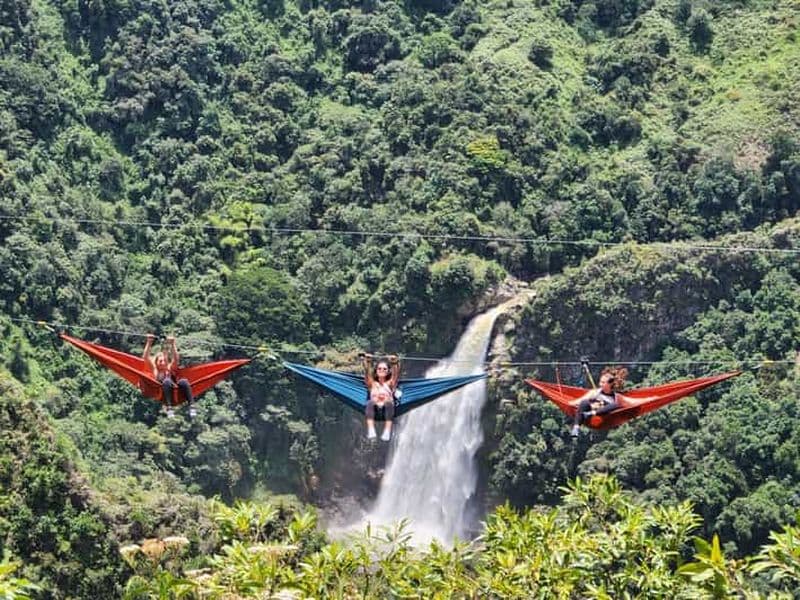 Au départ de Medellín : Excursion d'une journée avec hamacs de rêve, tyrolienne et chute d'eau