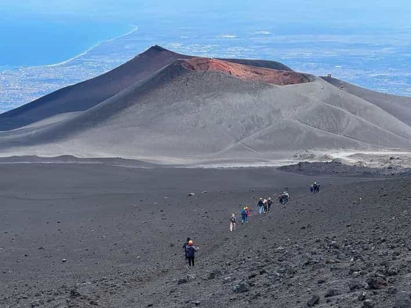 Billet Volcan Etna : excursion à 3 000 mètres d'altitude sur les cratères en randonnée.