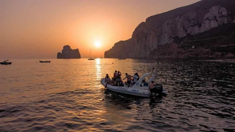 Depuis Cala Domestica : tour en bateau au coucher du soleil à Porto Flavia
