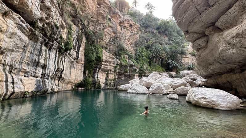 Muscat : Excursion privée d'une journée complète dans le Wadi Mibam en voiture 4x4