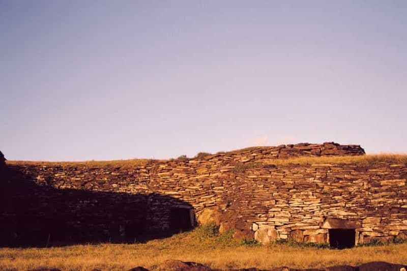 Culte de l'homme oiseau et grottes