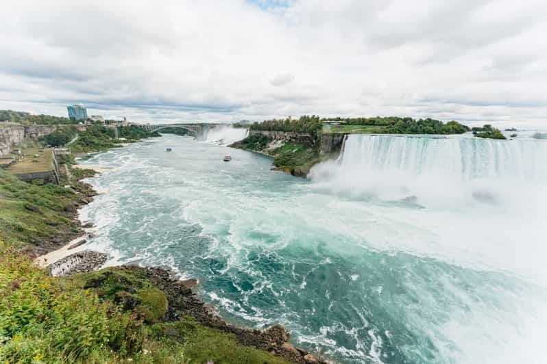 Toronto : Excursion d'une journée aux chutes avec croisière en bateau et Niagara-the-Lake