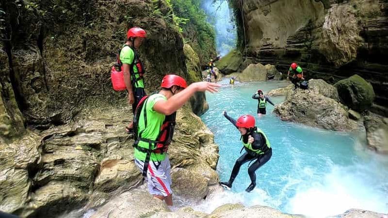 Au départ de Cebu : excursion partagée de saut de falaise aux chutes de Kawasan