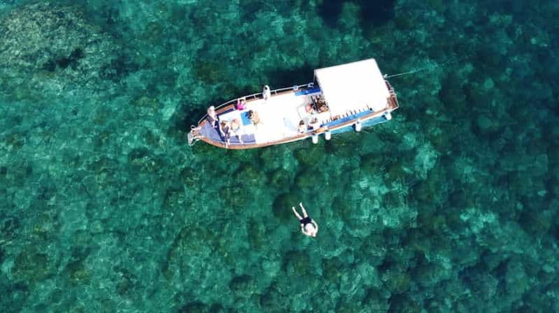 Billet Taormine : tour en bateau le long de la côte avec apéritif et plongée en apnée