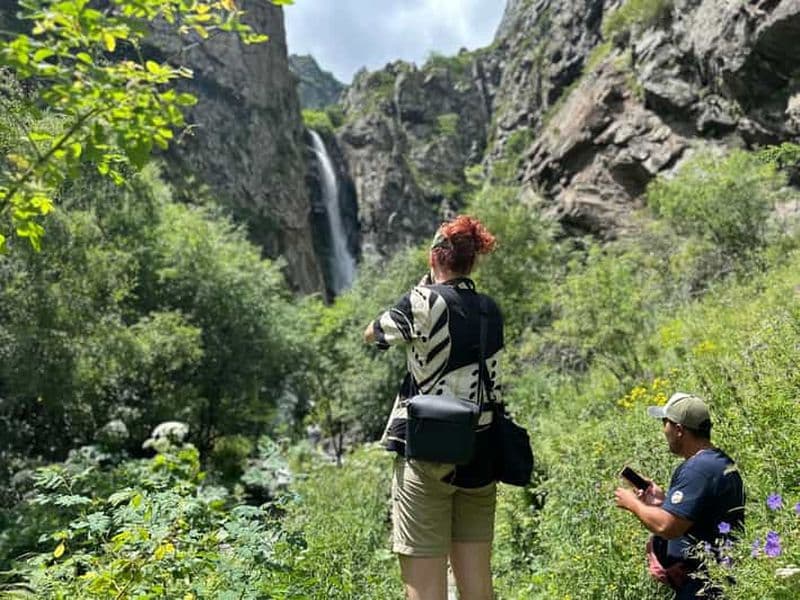 Kazbegi : randonnée guidée à la cascade de Gveleti