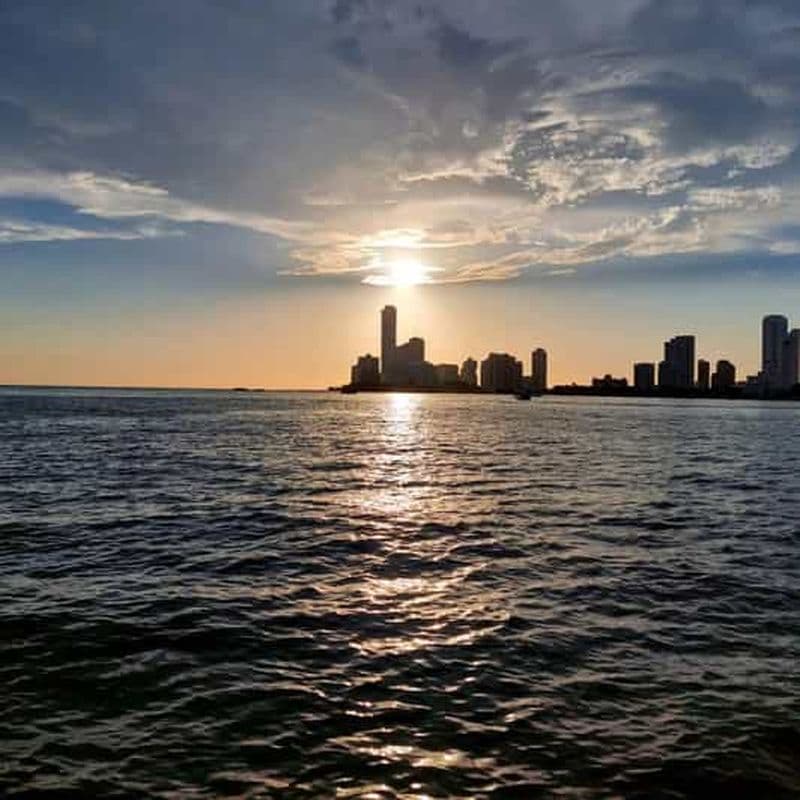 Cartagena : Excursion dans la baie au coucher du soleil avec Dj, boissons et discothèque
