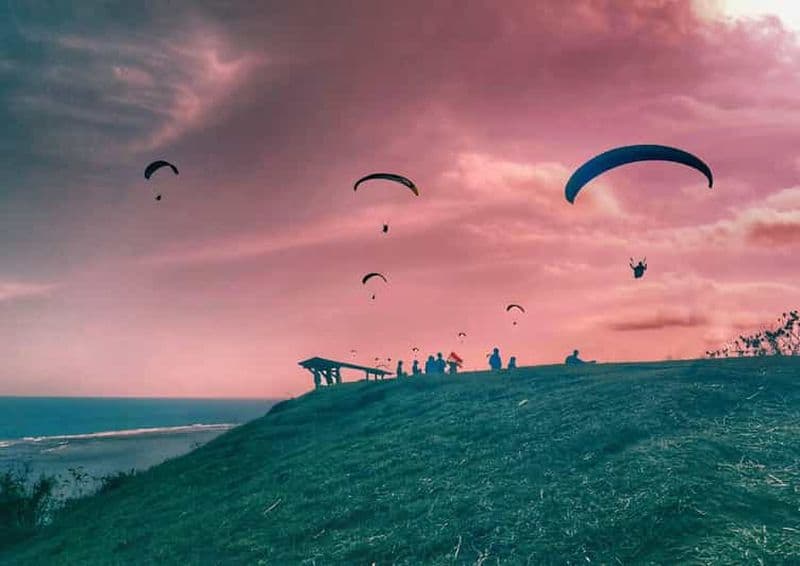 Bali : Parapente au-dessus de la falaise d'Uluwatu avec vidéo
