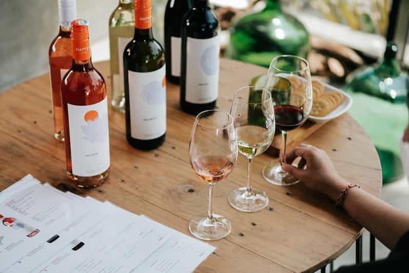 Cours de yoga matinal, dégustation de fromages et de vins indonésiens